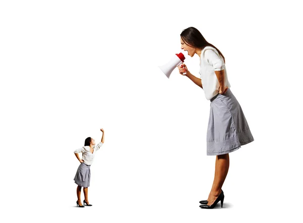 Mujer mostrando puño a gran mujer enojada sobre blanco — Foto de Stock