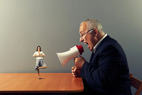 Hombre de negocios gritando a la pequeña mujer sonriente — Foto de Stock