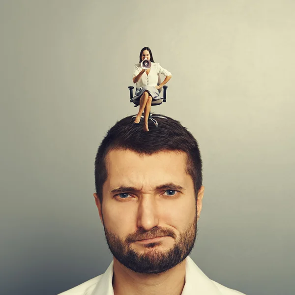 Man with small angry woman over grey — Stock Photo, Image