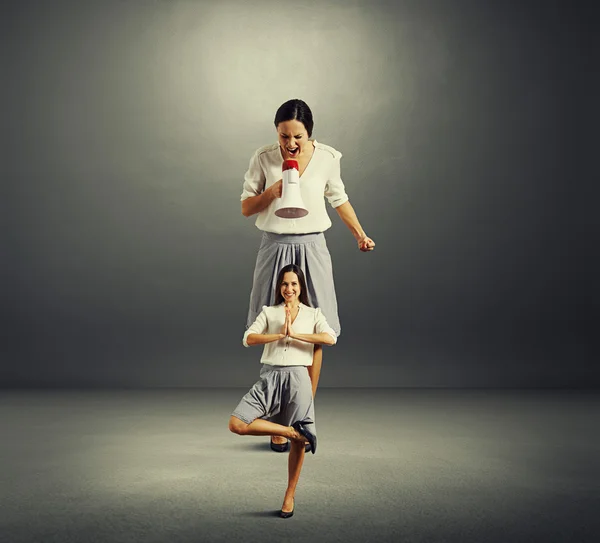 Donna urlando a piccola donna di yoga sopra buio — Foto Stock