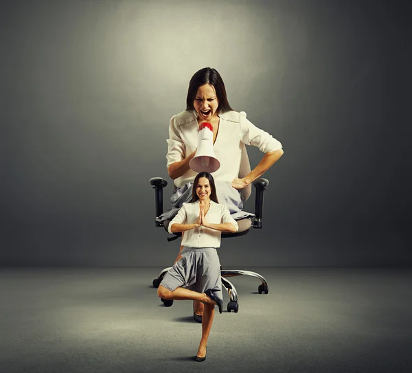 Frau sitzt auf Bürostuhl und schreit — Stockfoto