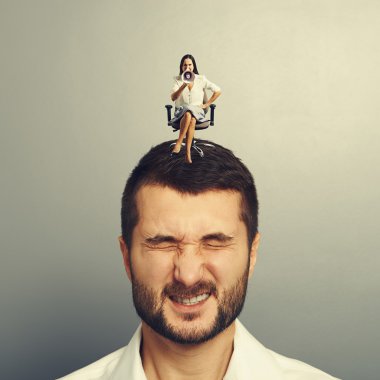 öfkeli genç kadın başının üstüne oturuyor