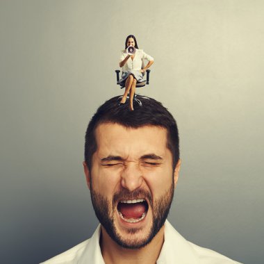 öfkeli genç kadın oturuyordu