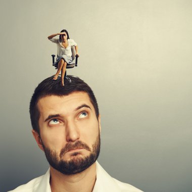 kadın mesafe içine baktı