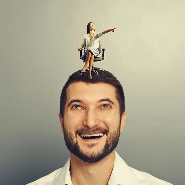 Allvar kvinna och lycklig man — Stockfoto