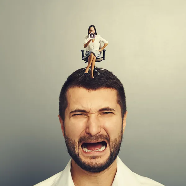 Chorando homem com raiva gritando mulher — Fotografia de Stock