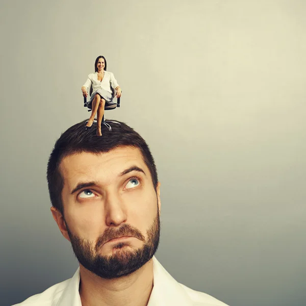 Hombre mirando sonriente mujer en su cabeza — Foto de Stock