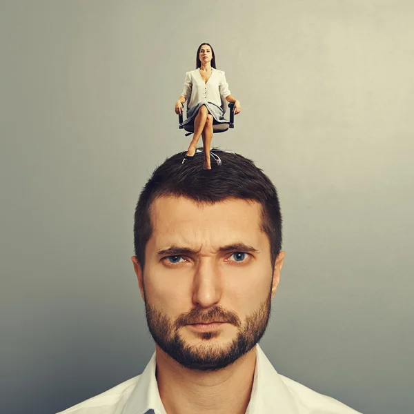 Hombre con mujer seria en su cabeza — Foto de Stock