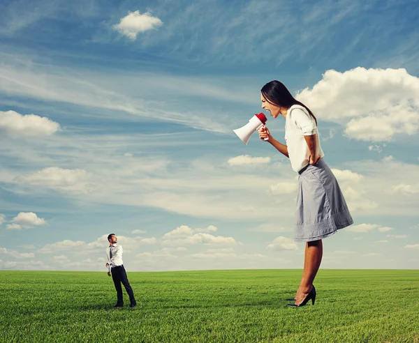 Small man going away from woman — Stock Photo, Image