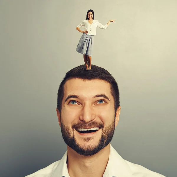 Mujer de pie sobre el hombre sonriente — Foto de Stock