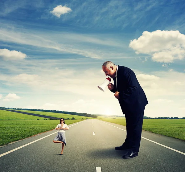 Aggressive man shouting at small woman — Stock Photo, Image