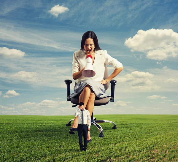 Agresiva mujer grande y cansado hombre pequeño — Foto de Stock