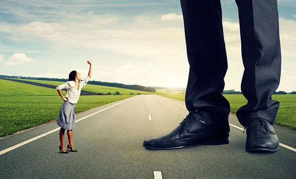 Boos vrouw schreeuwen op grote man — Stockfoto