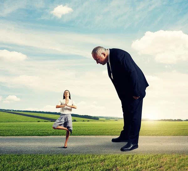 Capo guardando piccola donna meditazione — Foto Stock