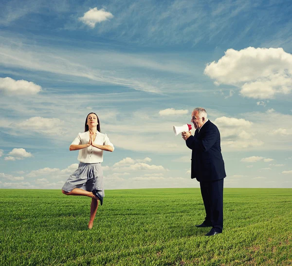 Homem emocional gritando com mulher calma — Fotografia de Stock