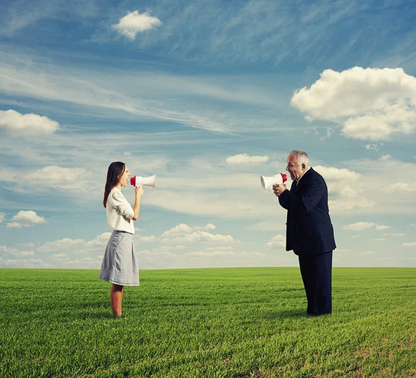 Litigio tra giovane e uomo anziano — Foto Stock