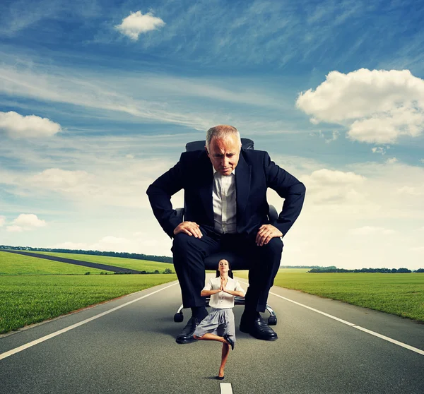 Man scrutinizing meditation woman — Stock Photo, Image