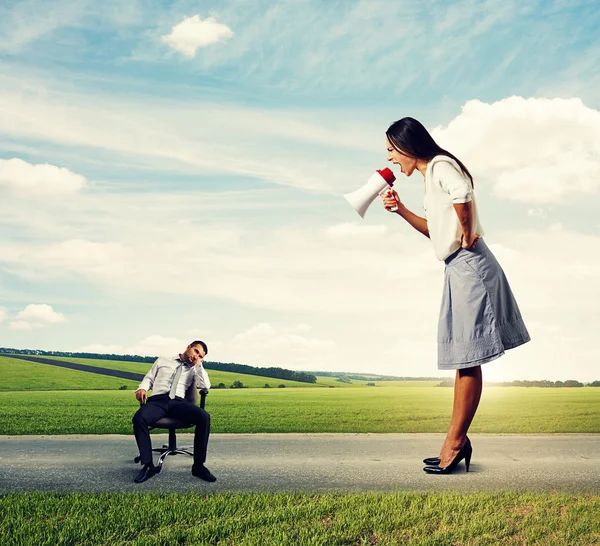 Hombre cansado y mujer emocional — Foto de Stock