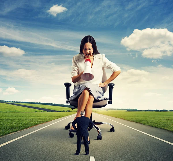 Mujer y hombre pequeño en el camino — Foto de Stock