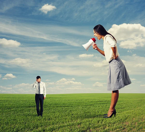 Donna urla contro il piccolo uomo sul campo — Foto Stock