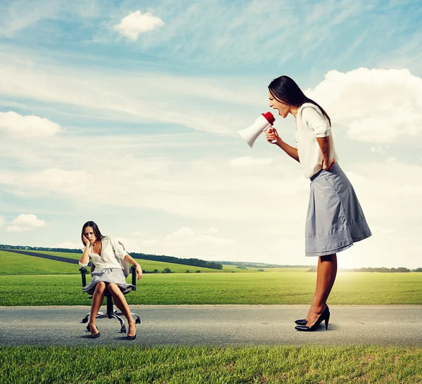 Vrouw schreeuwen op moe vrouw op de weg — Stockfoto