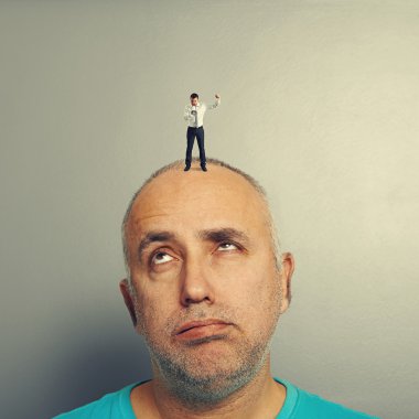 yorgun komuta sizde küçük kızgın adam ile