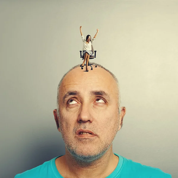 Homem olhando para feliz jovem mulher — Fotografia de Stock