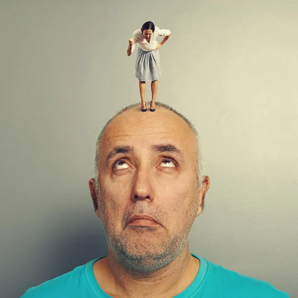 Man with small angry businesswoman — Stock Photo, Image