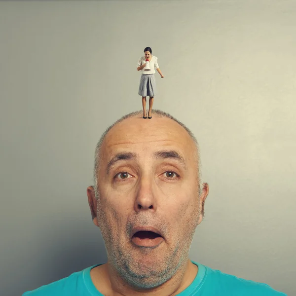 Man with small angry woman — Stock Photo, Image