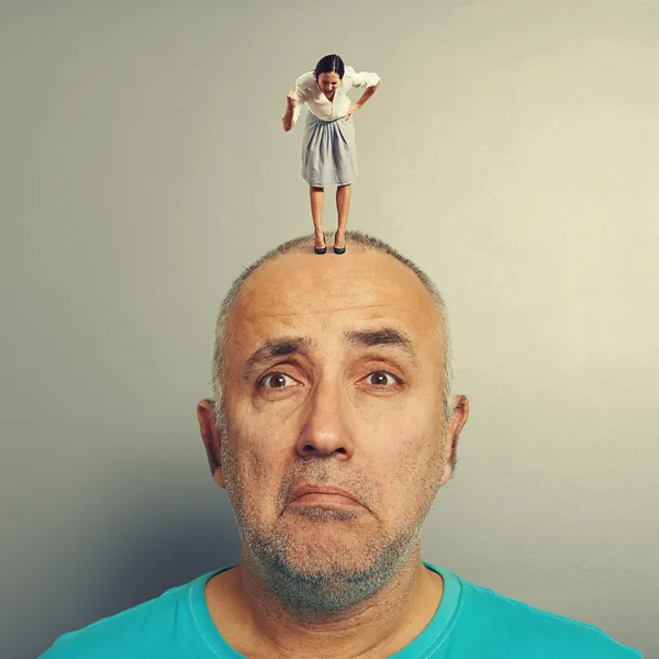 Hombre triste con pequeña mujer de negocios enojada — Foto de Stock