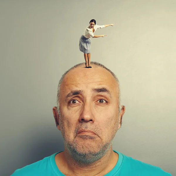 Hombre triste con pequeña mujer de negocios emocionada — Foto de Stock