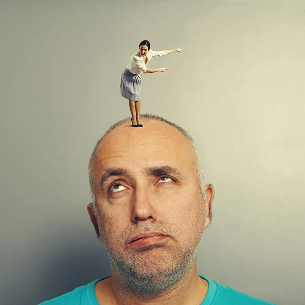 Mujer señalando y gritando a hombre cansado — Foto de Stock