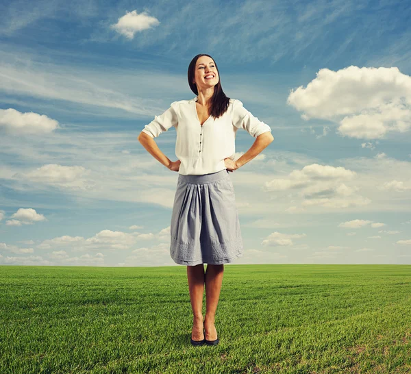 Jonge smiley vrouw op het groene veld — Stockfoto