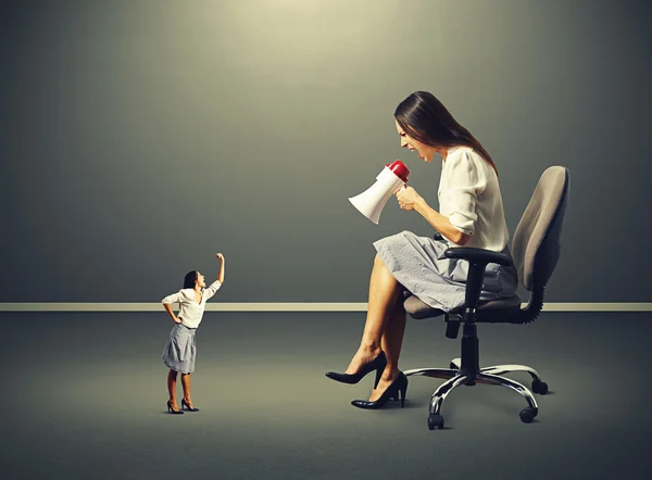 Mujer pequeña y gran mujer enojada — Foto de Stock