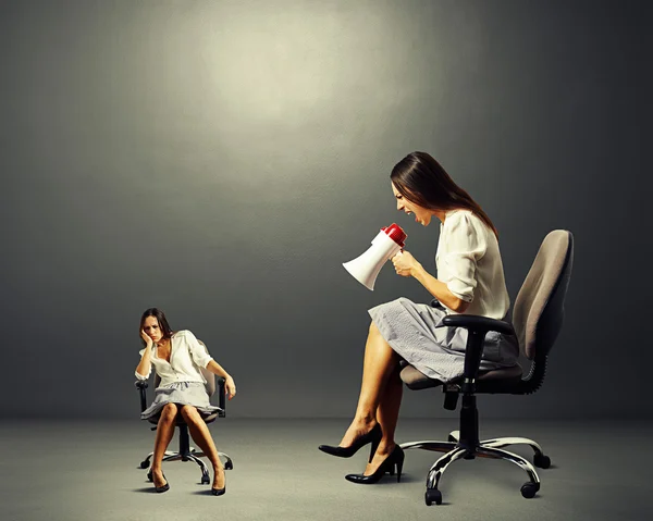 Woman screaming at lazy woman — Stock Photo, Image