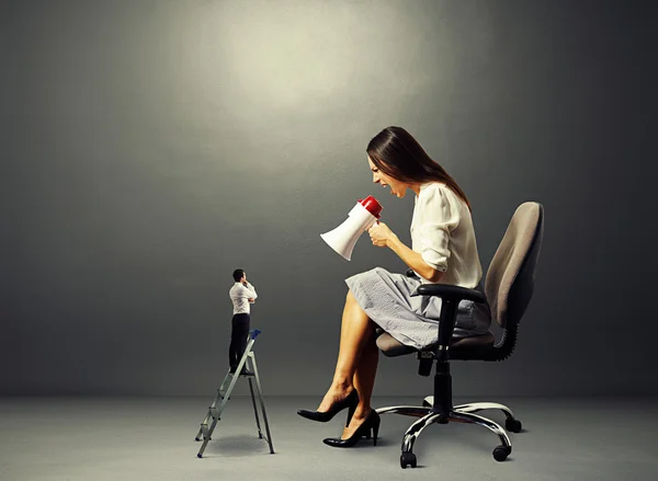 Vrouw schreeuwen op een man op de trapladder — Stockfoto