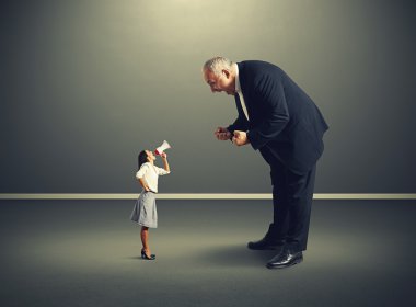 kadın büyük kızgın adam çığlığı