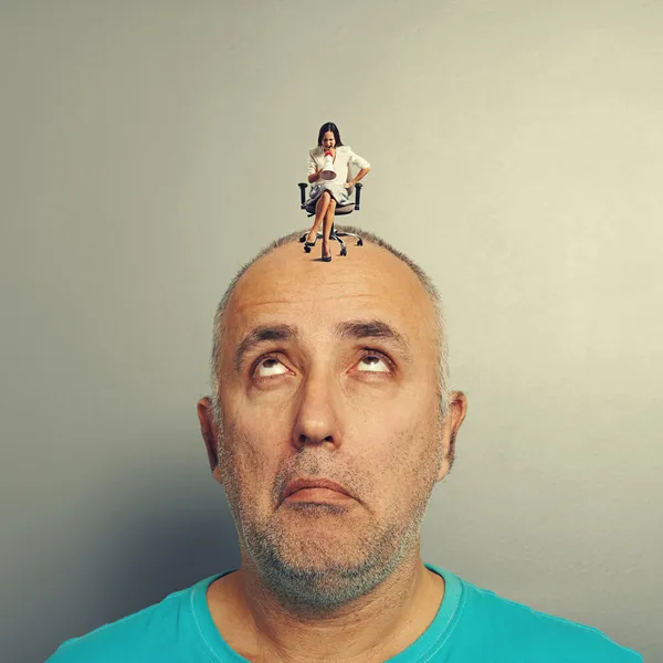 Amazed man with small screaming woman — Stock Photo, Image