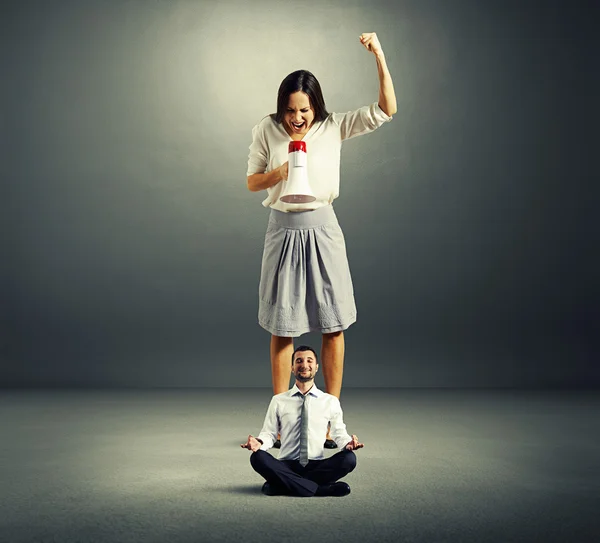 Mujer enojada y hombre tranquilo — Foto de Stock