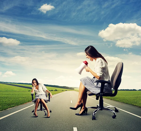 Dismal woman and angry screaming woman — Stock Photo, Image