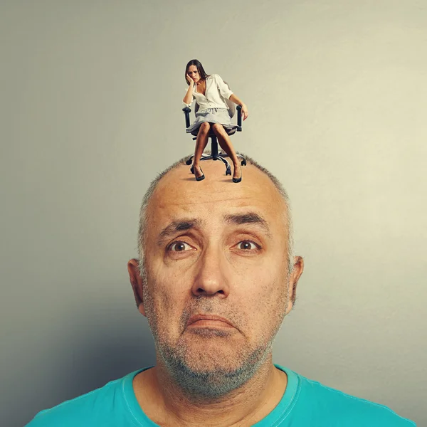 Hombre triste y pequeña mujer abatida — Foto de Stock