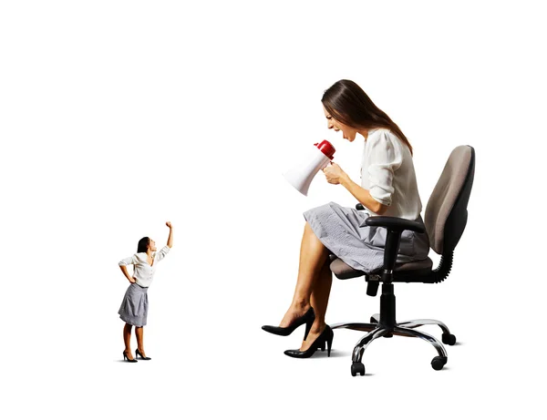 Vrouw schreeuwen op kleine boos werknemer — Stockfoto