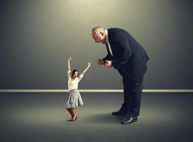 Patron küçük neşeli kadın çığlık