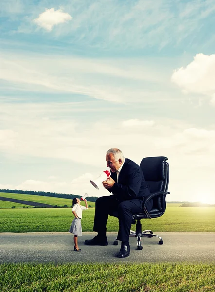 Mujer de negocios enojada y hombre gritando — Foto de Stock