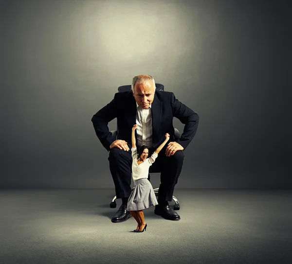 Dissatisfied man and dancing woman — Stock Photo, Image