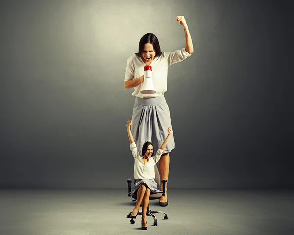 Mulher de negócios gritando e mulher feliz — Fotografia de Stock