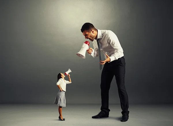 Quarrel between small woman and big man — Stock Photo, Image