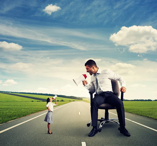 Pequeña empresaria y hombre gritando — Foto de Stock