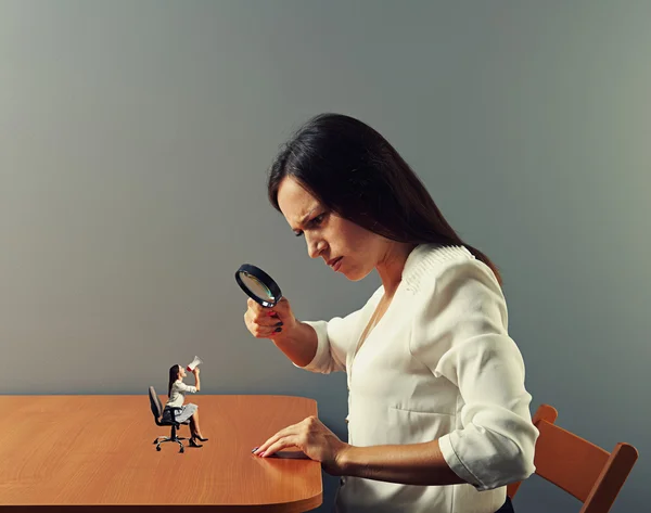 Mujer estricta mirando a la mujer pequeña —  Fotos de Stock