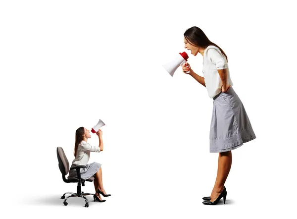 Dos mujeres gritando con megáfono — Foto de Stock